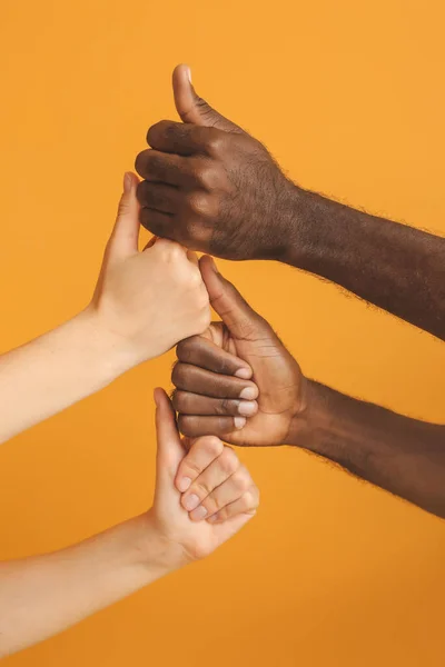 Руки Кавказької Жінки Афро Американського Чоловіка Показують Великий Жест Кольоровому — стокове фото