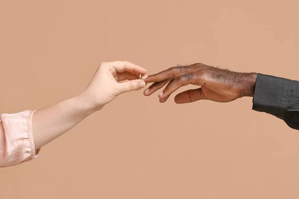 Кавказька Жінка Накладає Обручку Палець Афро Американського Чоловіка Кольорове Тло — стокове фото