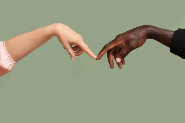 Руки Кавказької Жінки Афро Американського Чоловіка Кольоровому Тлі Концепція Расизму — стокове фото