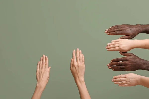 Hände Kaukasischer Frauen Und Afroamerikanischer Männer Auf Farbigem Hintergrund Rassismus — Stockfoto