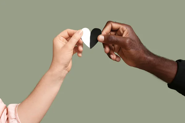 Händer Vit Kvinna Och Afroamerikansk Man Med Hjärta Färg Bakgrund — Stockfoto