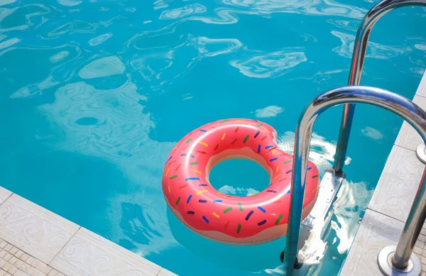 Aufblasbarer Ring Schwimmbad — Stockfoto