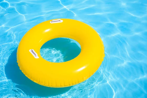 Aufblasbarer Ring Schwimmbad — Stockfoto