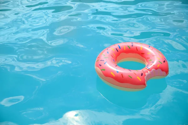 Aufblasbarer Ring Schwimmbad — Stockfoto