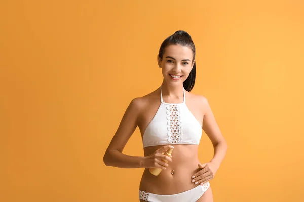 Mujer Joven Feliz Con Crema Protección Solar Fondo Color — Foto de Stock