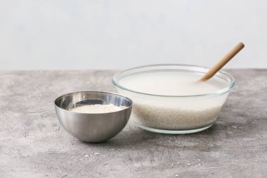 Tabaklarda pirinç ve su var.