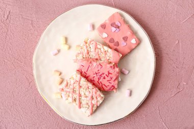 Çıtır pirinç çubuğu ve renk arkaplanlı lokum tabağı.