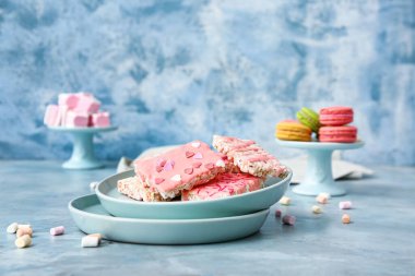 Çıtır pirinç kalıplı tabaklar ve renkli arkaplanda lokum.