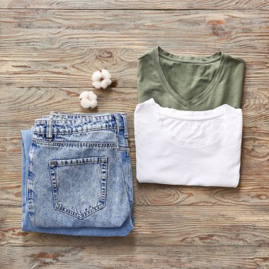 Ahşap arka planda pamuk giysiler