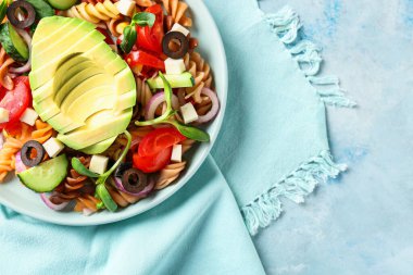 Masada lezzetli makarna salatası ile tabak.