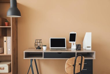 Ofiste modern bilgisayarla rahat bir iş yeri