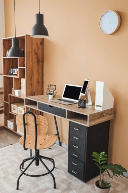 Ofiste modern bilgisayarla rahat bir iş yeri