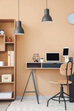 Ofiste modern bilgisayarla rahat bir iş yeri