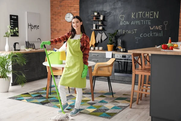 Güzel Genç Bayan Mutfağı Temizliyor — Stok fotoğraf
