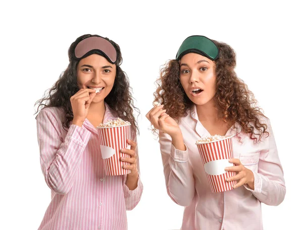 Schöne Junge Frauen Schlafanzug Essen Popcorn Auf Weißem Hintergrund — Stockfoto