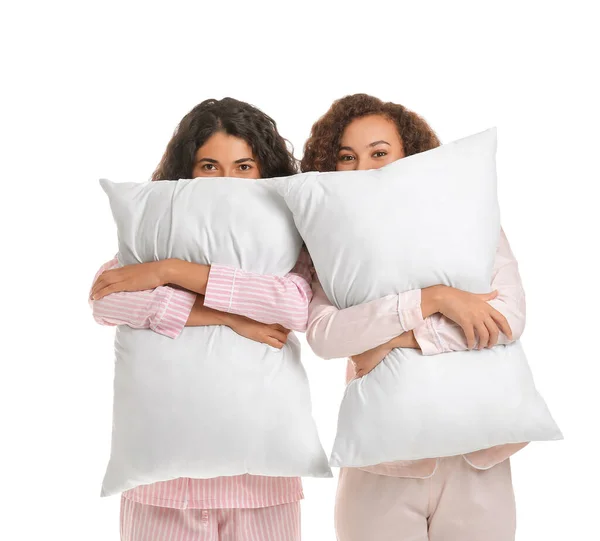 Schöne Junge Frauen Schlafanzug Und Mit Kissen Auf Weißem Hintergrund — Stockfoto