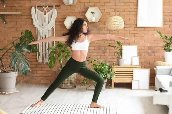 Mooie Jonge Vrouw Doet Yoga Thuis — Stockfoto