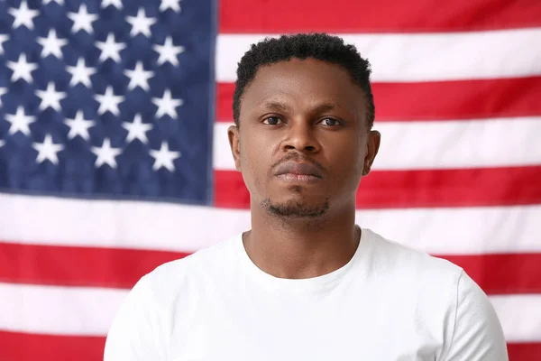 Triste Hombre Afroamericano Cerca Bandera Nacional Estados Unidos Detener Racismo —  Fotos de Stock