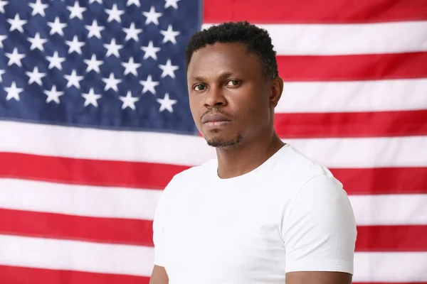 Triste Hombre Afroamericano Cerca Bandera Nacional Estados Unidos Detener Racismo —  Fotos de Stock