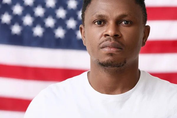 Szomorú Afro Amerikai Férfi Usa Nemzeti Zászlaja Alatt Elég Rasszizmusból — Stock Fotó