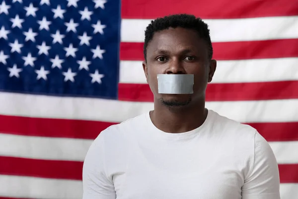 아프리카계 미국인 근처에 테이프로 입마개를 — 스톡 사진