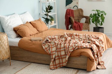 Yatak odasının iç kısmı ev bitkileriyle doludur.