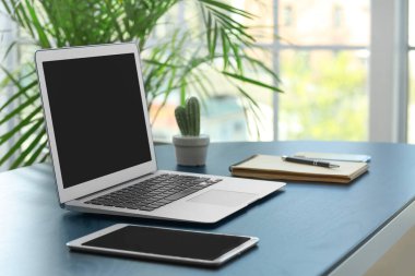 Çalışma odasındaki modern dizüstü bilgisayar ve tablet bilgisayar