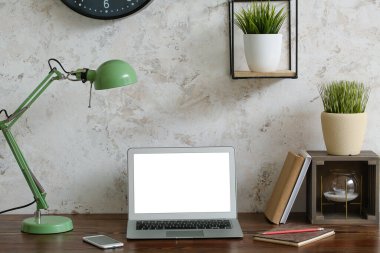 Çalışma odasındaki modern laptop ve cep telefonu