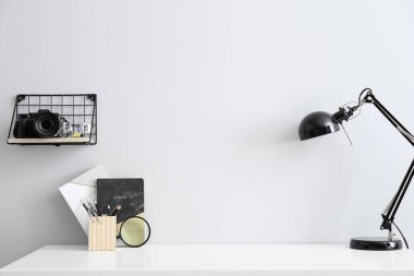 Işık duvarının yanındaki fotoğrafçının şık işyeri