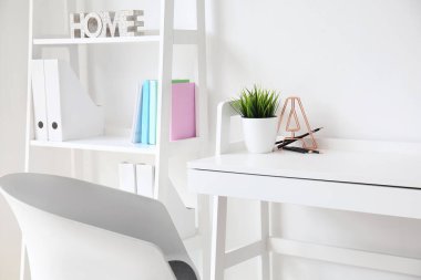 Beyaz duvarın yanında şık bir iş yeri