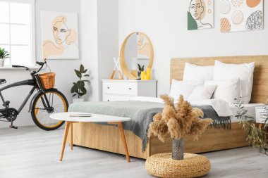 Yatak odasının içi şık ve bisikletli.