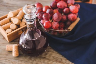 Tahta masada şarap süprüntüsü