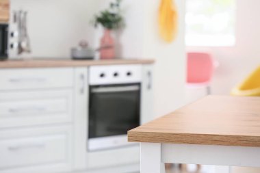 Modern mutfağın içinde temiz bir masa