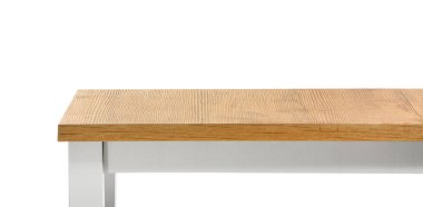 Beyaz arka planda temiz mutfak masası