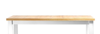 Beyaz arka planda temiz mutfak masası