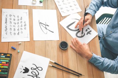 Ofiste çalışan son sınıf erkek el yazısı uzmanı.