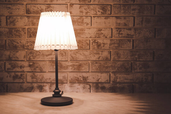 Светящаяся лампа на столе вечером
