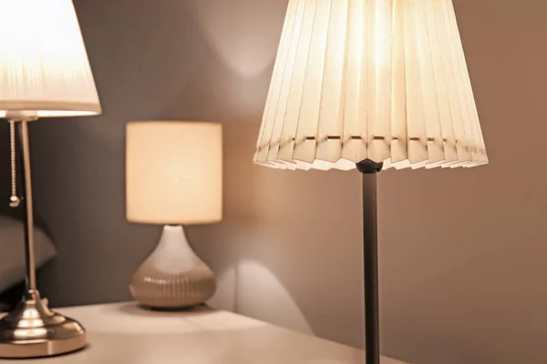 Светящиеся Лампы Столе Вечером — стоковое фото