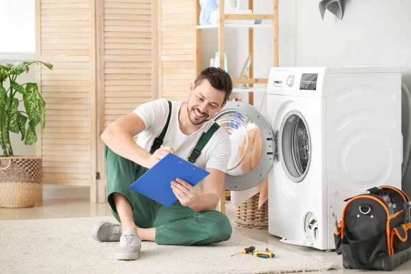 Çamaşır Odasında Çamaşır Makinesini Tamir Eden Bir Işçi — Stok fotoğraf