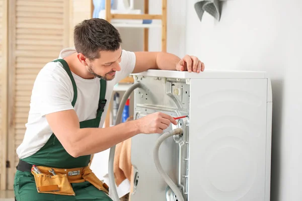 Worker Repairing Washing Machine Laundry Room — Stock Photo, Image