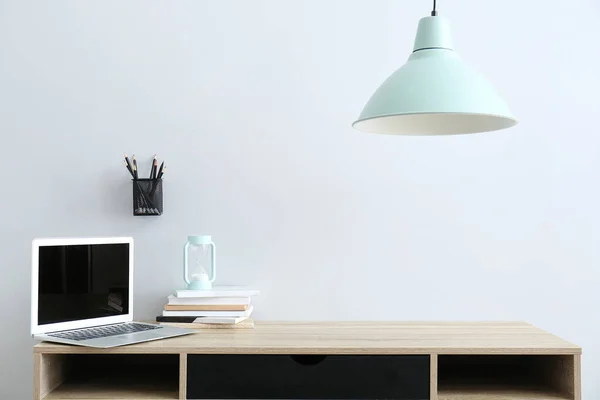 Schreibwaren Mit Laptop Und Sanduhr Arbeitsplatz Der Nähe Der Lichtwand — Stockfoto