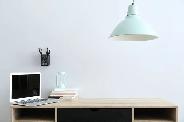 Papelería Con Portátil Reloj Arena Lugar Trabajo Cerca Pared Luz —  Fotos de Stock