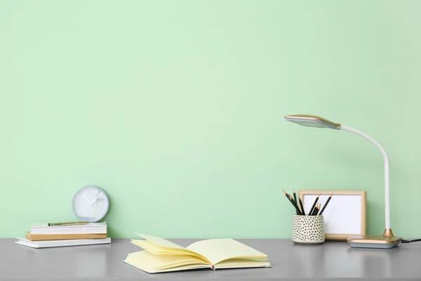 Schreibwaren Mit Lampe Arbeitsplatz Der Nähe Der Farbwand — Stockfoto
