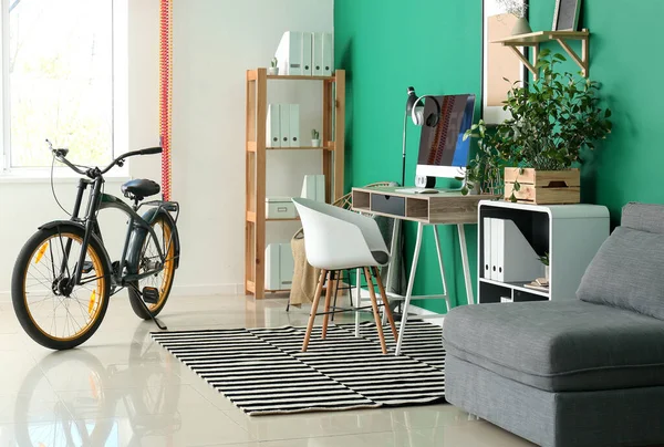 Interior Elegante Quarto Com Local Trabalho Bicicleta — Fotografia de Stock