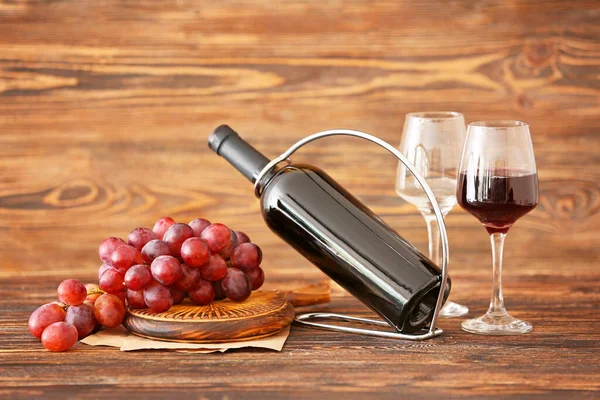 Suporte Com Garrafa Vinho Copos Mesa — Fotografia de Stock