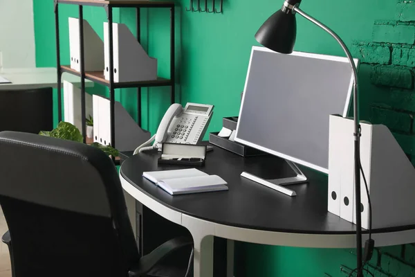 Bekväm Arbetsplats Med Modern Dator Kontoret — Stockfoto