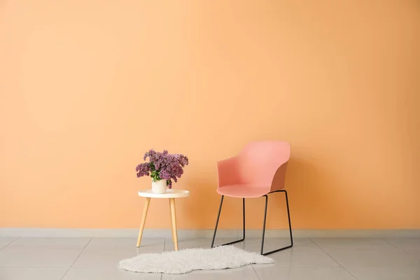 カラーウォールの近くに花束と椅子のテーブル — ストック写真