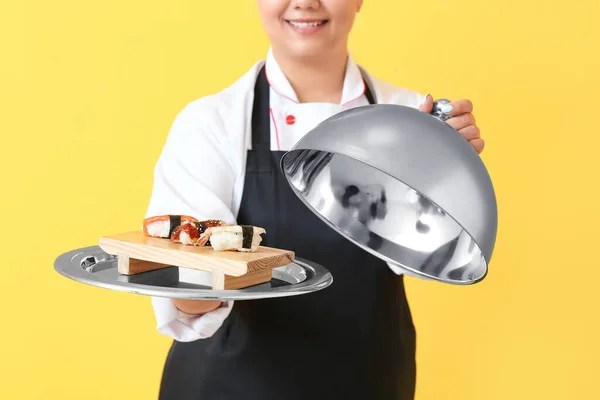 Mooie Aziatische Chef Met Sushi Broodjes Kleur Achtergrond — Stockfoto
