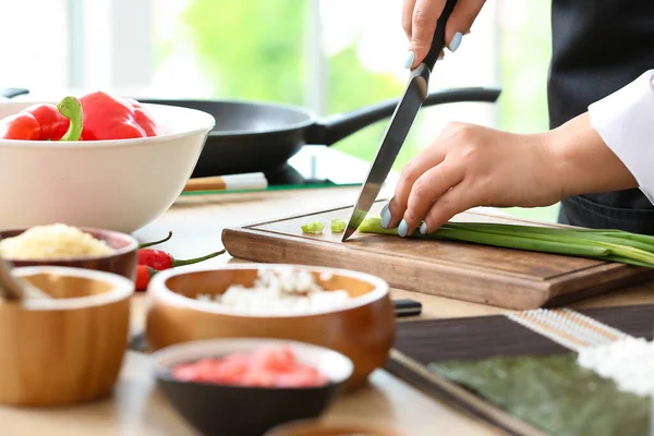 Vacker Asiatisk Kock Matlagning Köket Närbild — Stockfoto