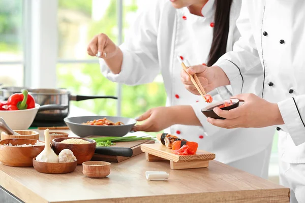 Asiatische Köche Kochen Gemeinsam Der Küche — Stockfoto